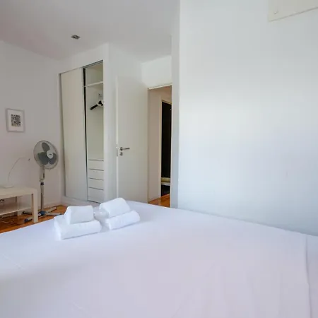 118 A - Flat Near Avenida شقة